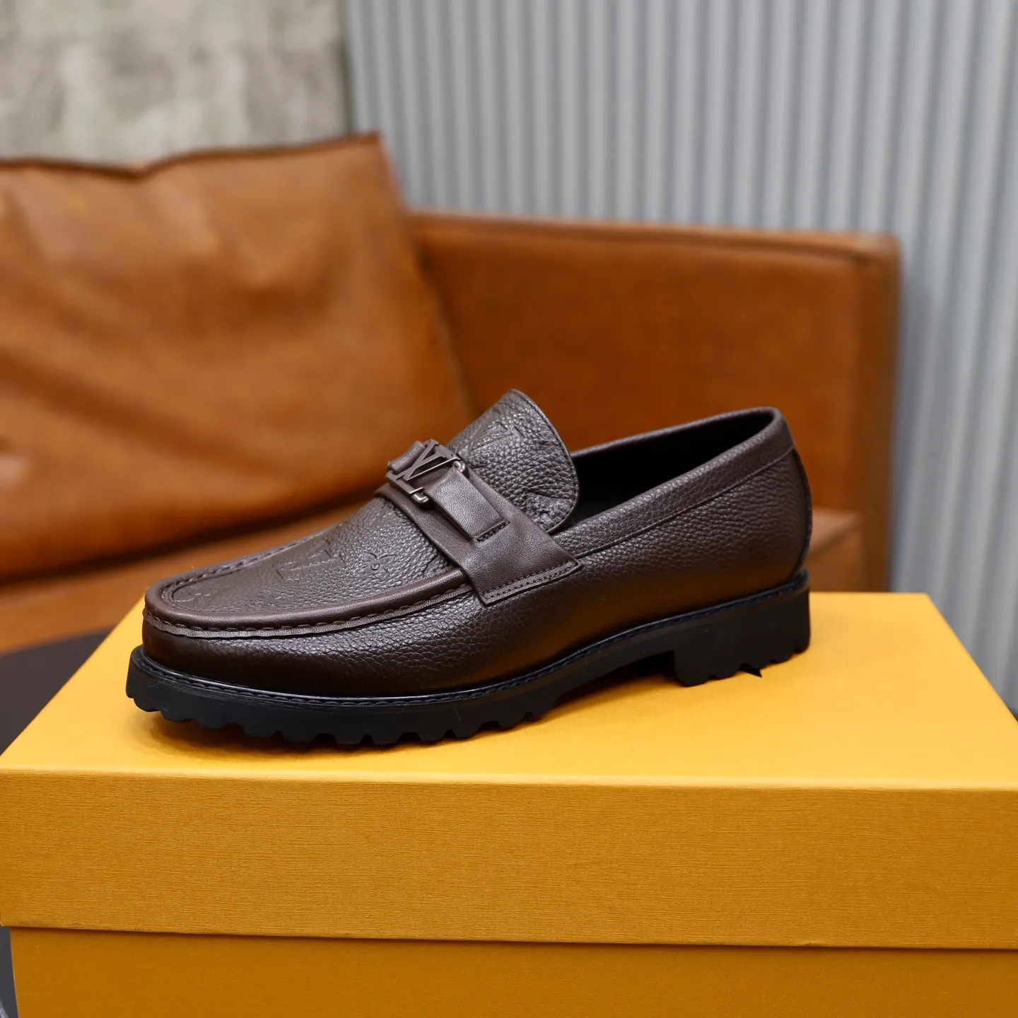 Ex-factory price: 600💰Louis Vuitton LV men's classic Oxford shoes, men's business formal boutique leather shoes, classic style, almond kernel exquisite toe, ultimate art, the whole shoe is made of imported cow leather (open edge beads), carefully selected, fine pores, excellent gloss, soft texture, strong toughness, durable and not easy to deform, apricot fetal cowhide leather lining, soft and comfortable, sweat-absorbent and breathable. Foam outsole, original box and dust bag packaging! Size: 38–44 (45/46 customized)